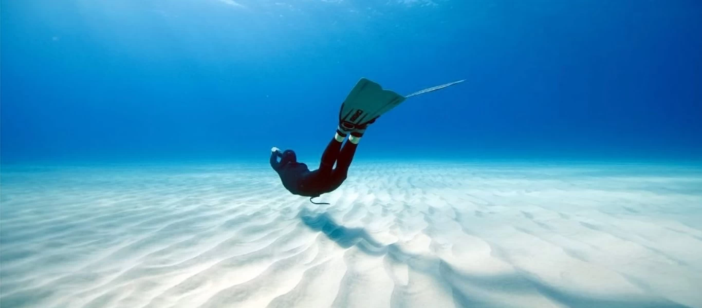 Δανός κολυμβητής καταδύθηκε στα 202 μέτρα καταρρίπτοντας άλλο ένα παγκόσμιο ρεκόρ Γκίνες (βίντεο)